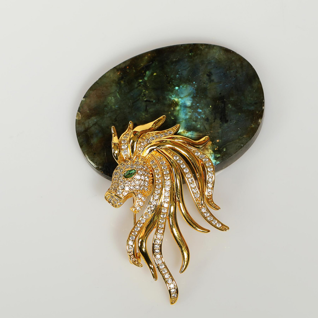 Yeşil Gözlü Altın Renk Aslan Kafası Broş