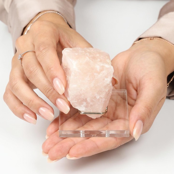 Pembe Kuvars Taşı Ham Parça – Plexi Stantlı