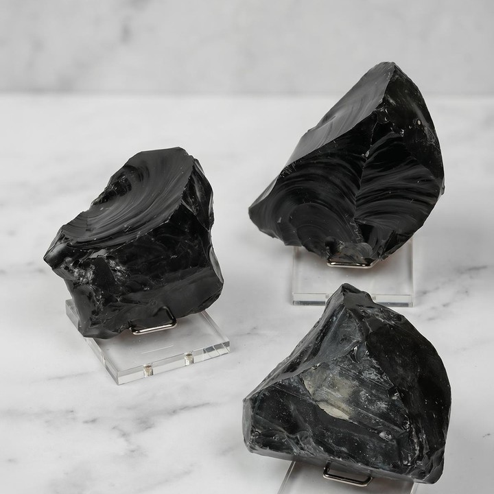 Obsidyen Taşı Ham Parça – Plexi Stantlı