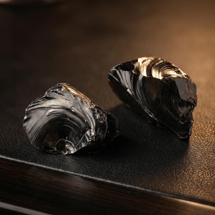 Obsidyen Taşı Ham Parça – Plexi Stantlı