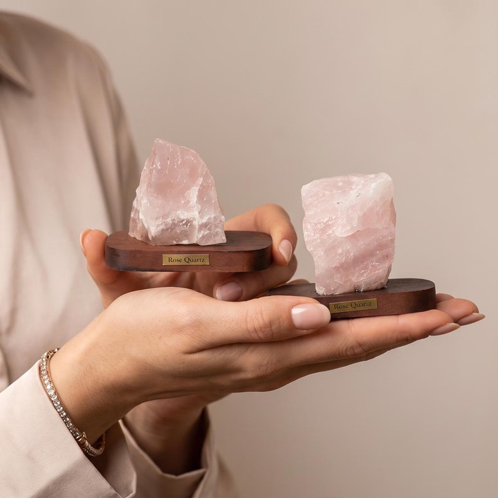 Ahşap Kaideli Ham Pembe Kuvars Taşı Kütle