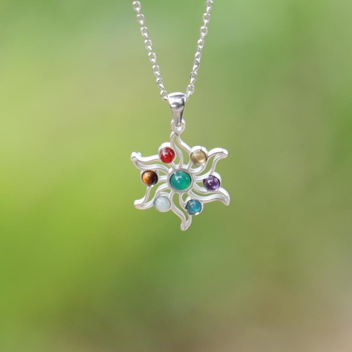 Çakra Güneşi Çelik Kolye – Doğal Taş Enerjisi ve Şık Tasarım Bir Arada