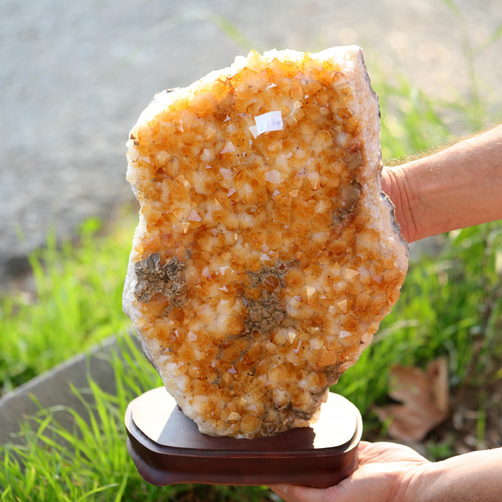 Doğal Sitrin Taşı Jeot Kütle (Ahşap Kaideli) – 35 cm x 25 cm – 6100 gr