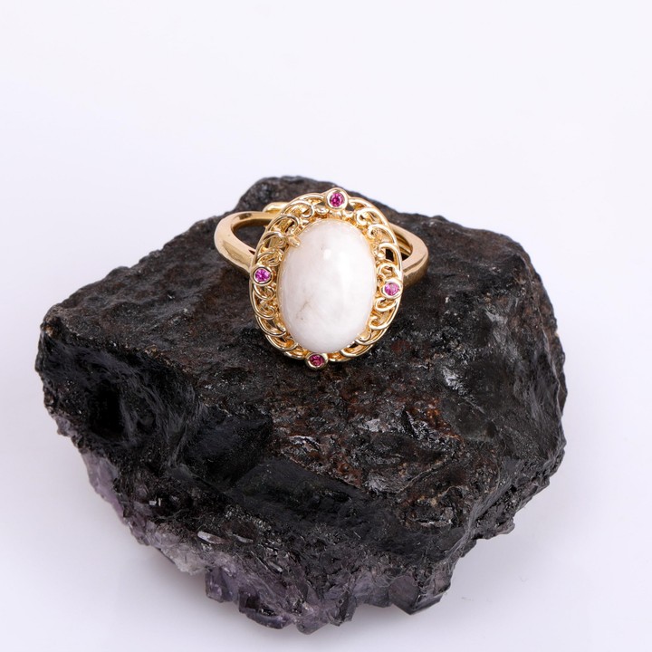 Hanedan Model Ay Taşı Yüzük - Altın Renkli