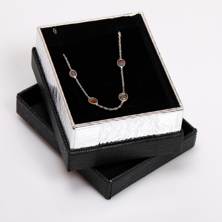 Kumaş Kaplı Kolye Kutusu – 8 x 10 x 4,5 cm