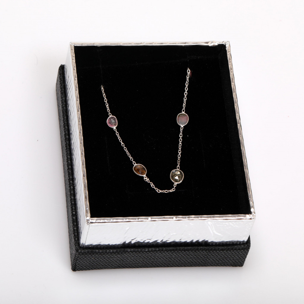 Kumaş Kaplı Kolye Kutusu – 8 x 10 x 4,5 cm