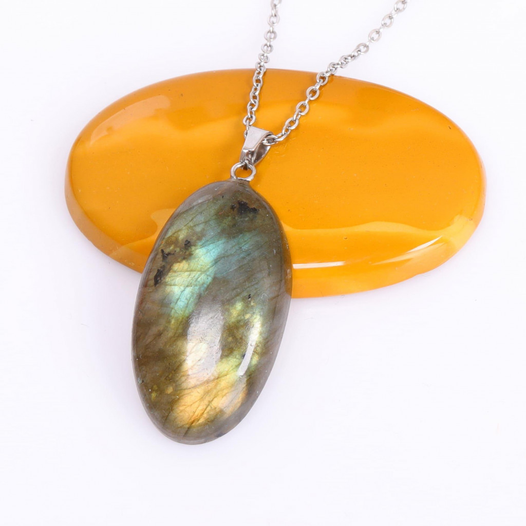 Oval Form Labradorit Taşı Kolye – Çelik Zincirli