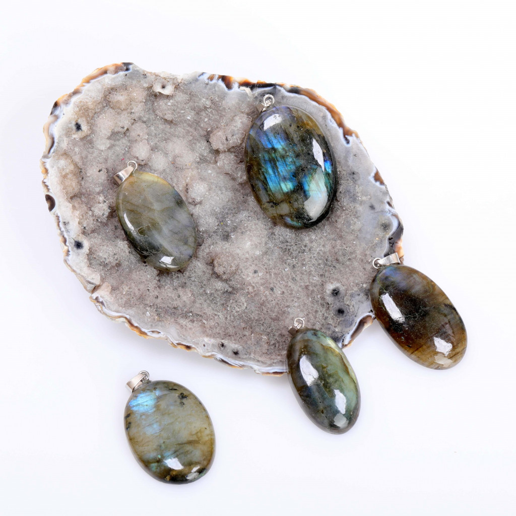 Oval Form Labradorit Taşı Kolye – Çelik Zincirli