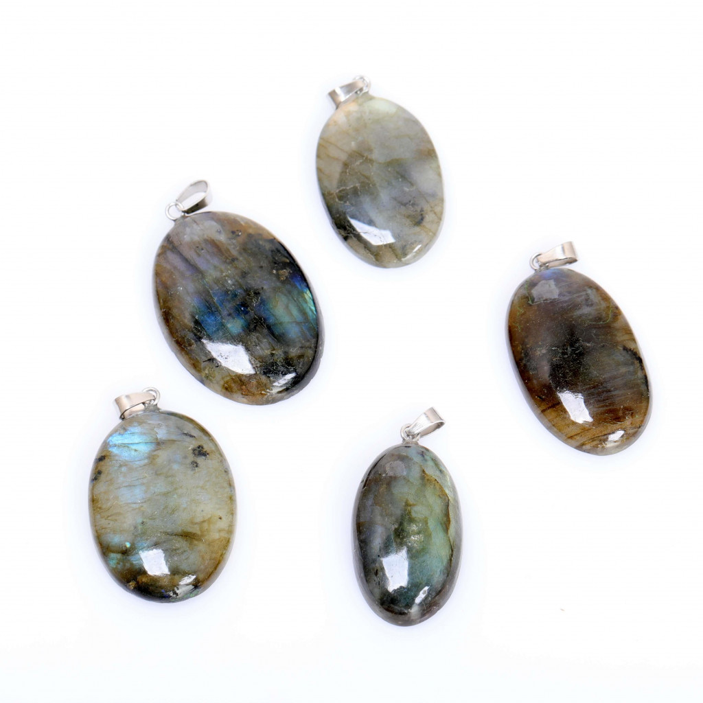 Oval Form Labradorit Taşı Kolye – Çelik Zincirli