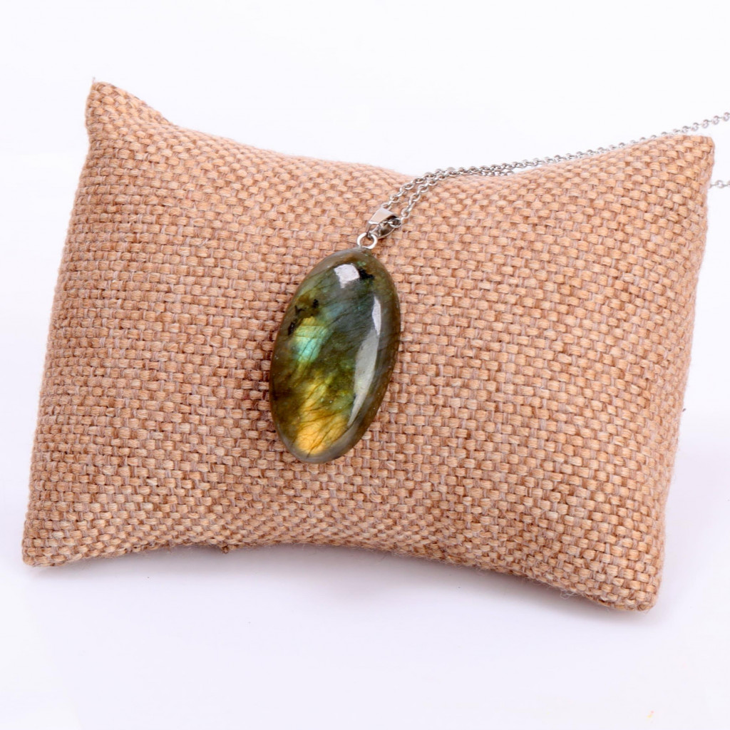 Oval Form Labradorit Taşı Kolye – Çelik Zincirli