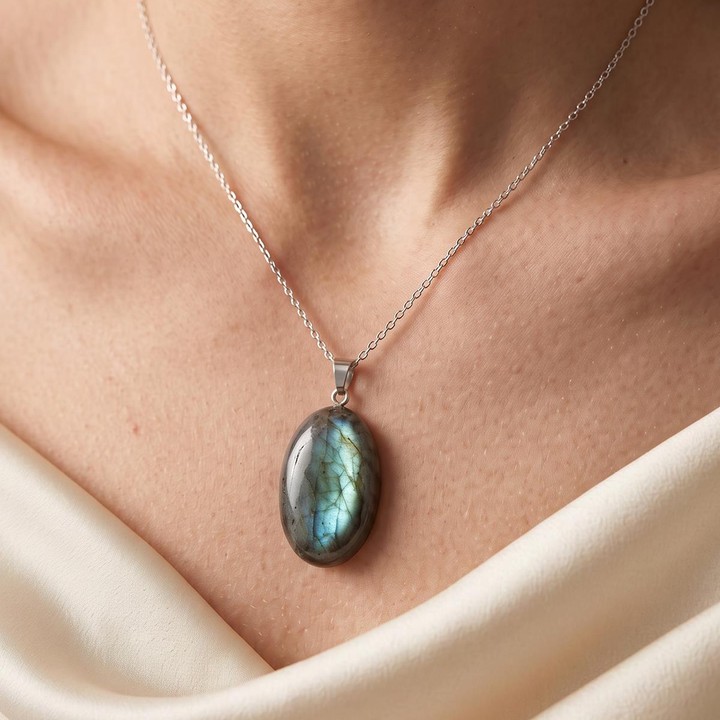 Oval Form Labradorit Taşı Kolye – Çelik Zincirli