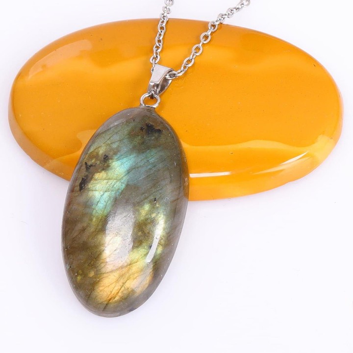 Oval Form Labradorit Taşı Kolye – Çelik Zincirli