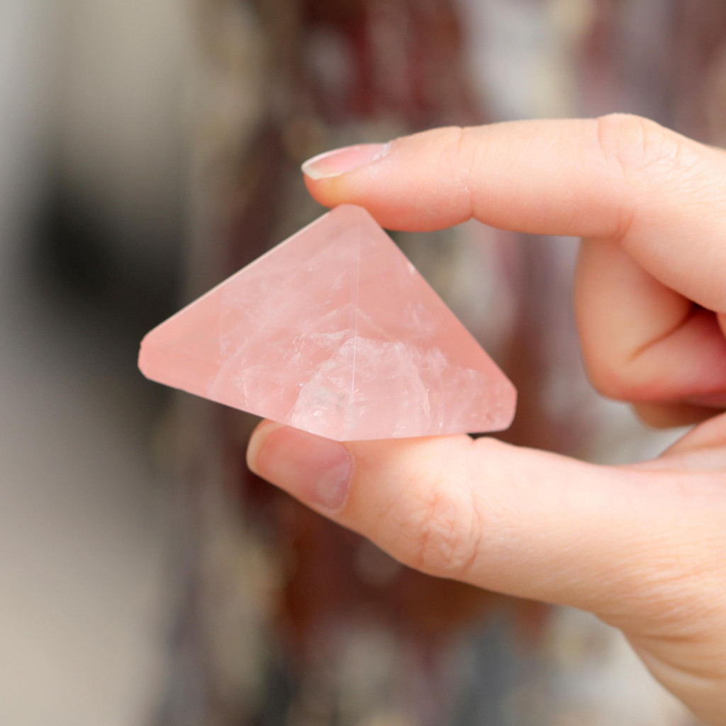 Pembe Kuvars Taşı Piramit – Aşk Taşı