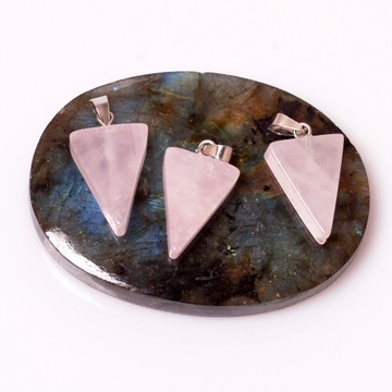 Pembe Kuvars Taşı Üçgen Kolye - 2